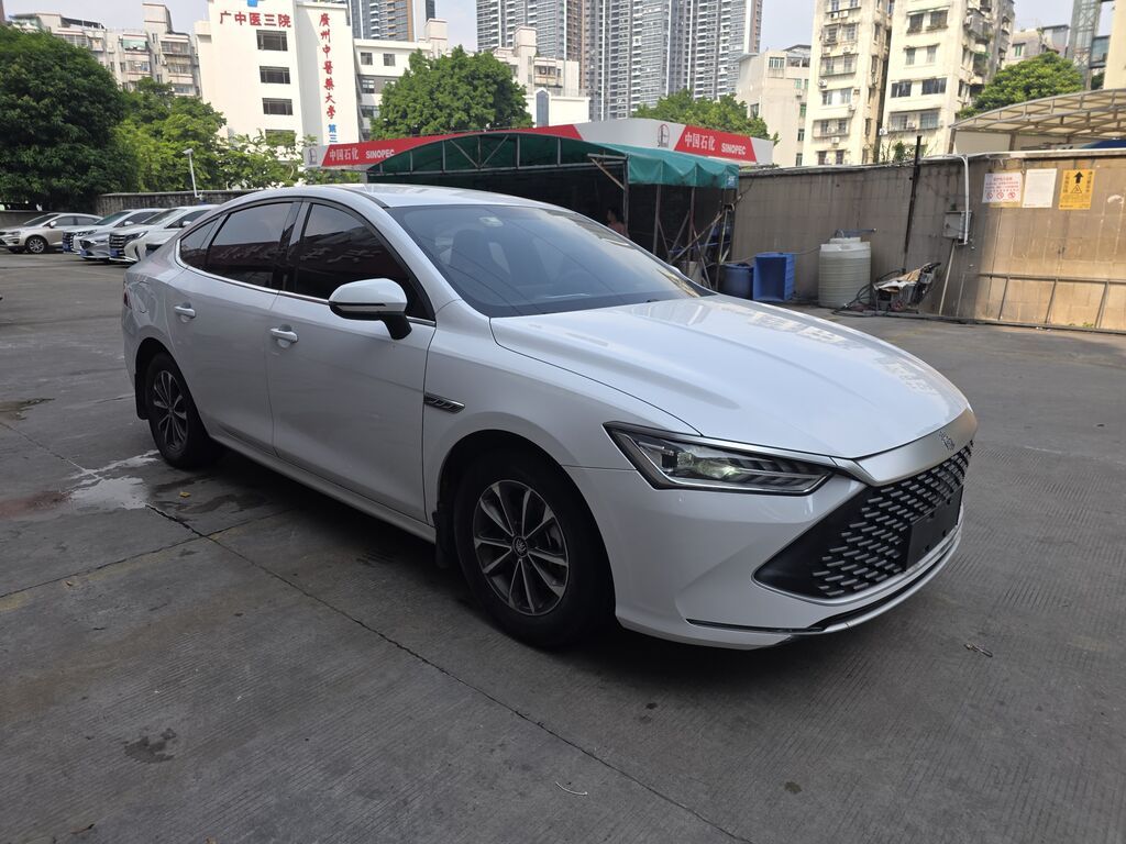 BYD Qin: 2022 г., 1.5 л, Автомат, Гибрид, Седан: фото 5
