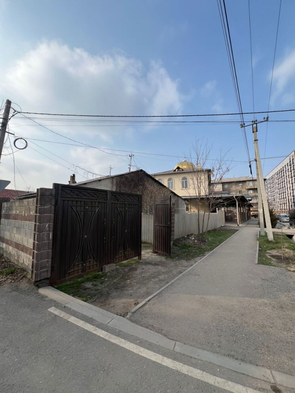 Продам полдома с участком 4 сотки в Бишкеке: фото 1