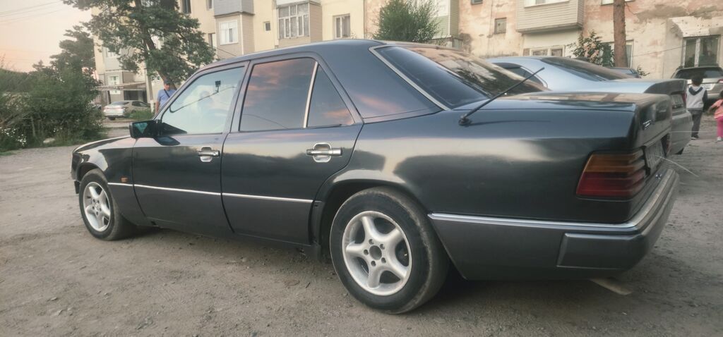 Mercedes-Benz W124: 1990 г., 2 л, Механика, Бензин, Седан: фото 4