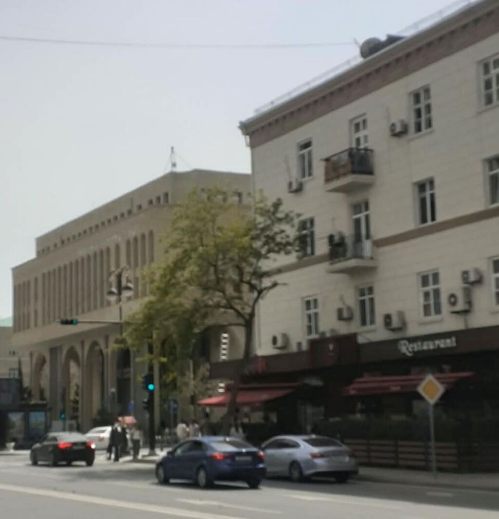 Elmlər Akademiyasi metro tam yani Qoc ət restoranın üstündəki daş 4