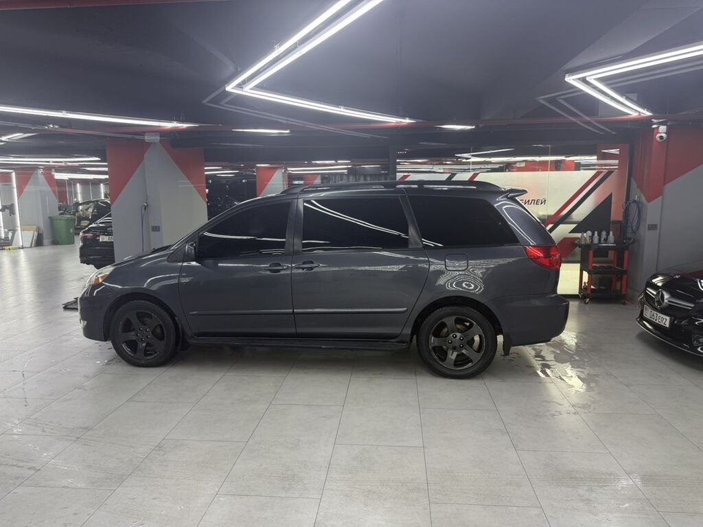 Toyota Sienna: 2010 г., 3.5 л, Автомат, Газ, Минивэн: фото 2