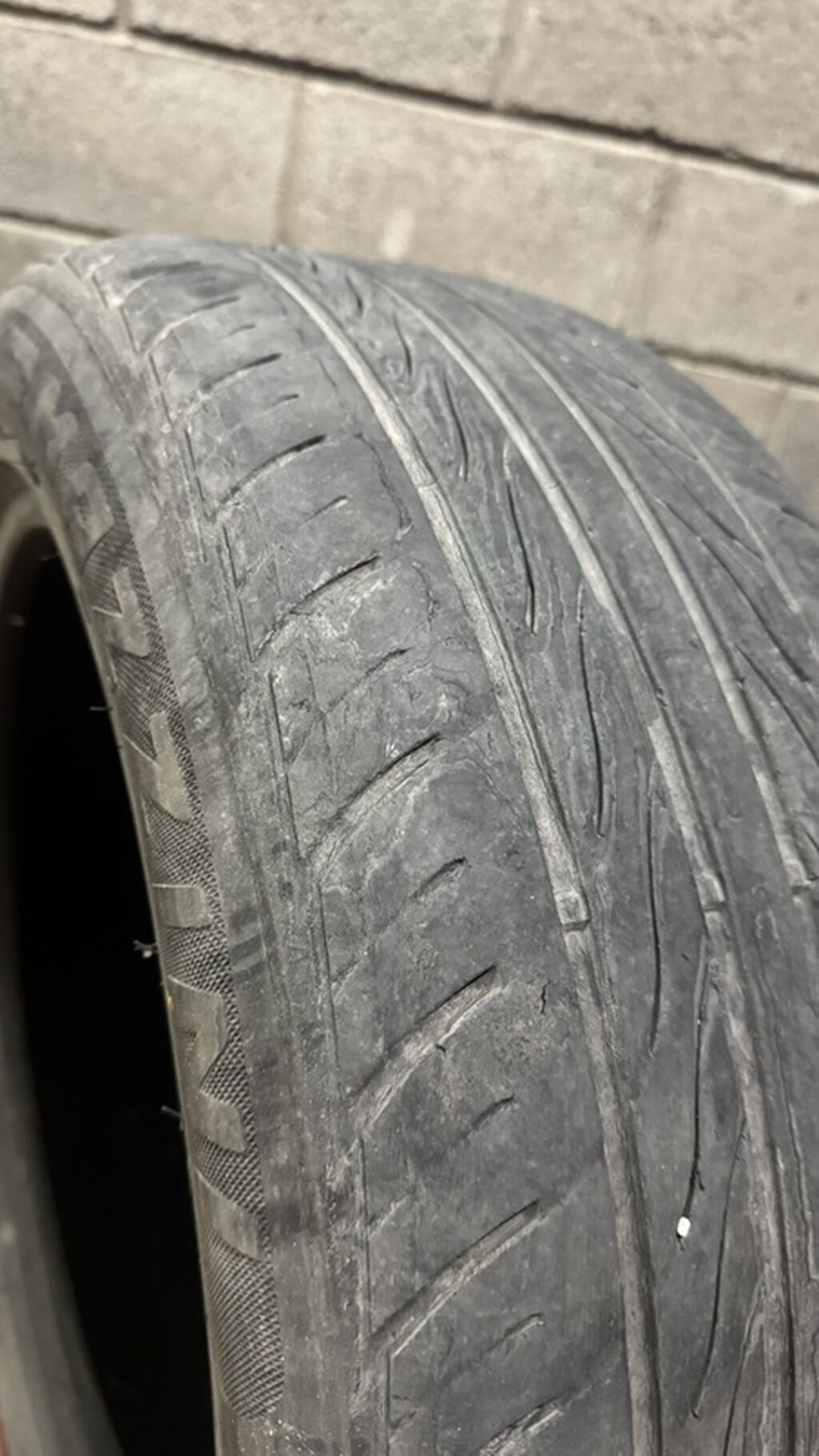 Три штуки шин Цена: 4500 сом - Размер: 215/55 ZR17 - Индекс: фото 8