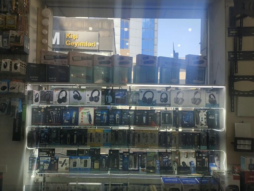 Əhmətli metrosun yaxınlıqı kinoteatır tərəfə Ukranski kruqa yaxın