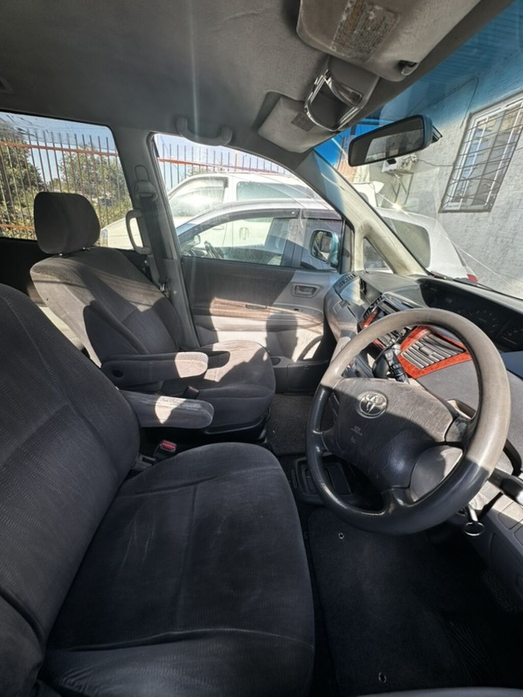 Toyota Noah: 2003 г., 2 л, Автомат, Бензин, Минивэн: фото 6