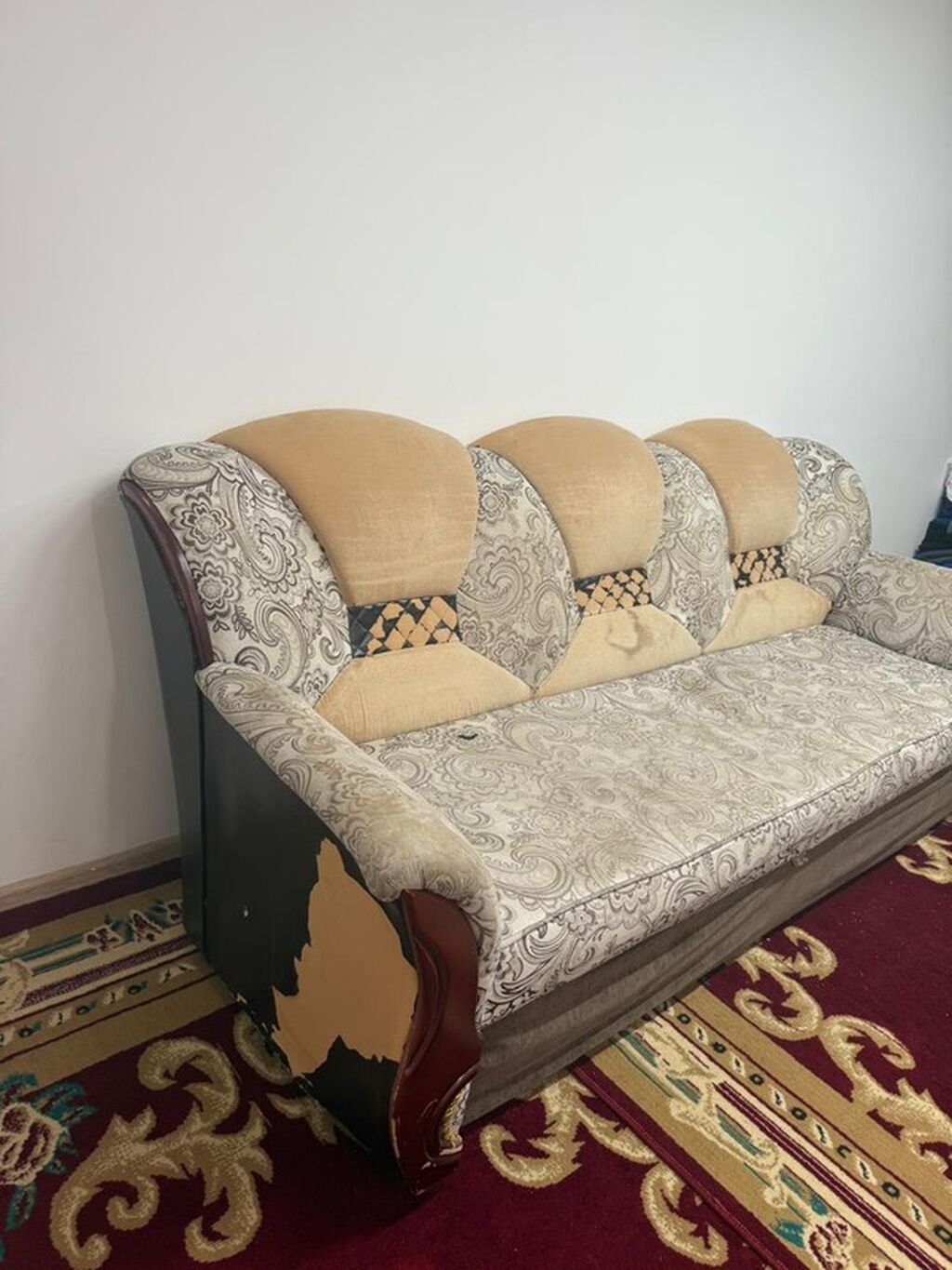 Мягкий трехместный диван с широким спальным местом и подлокотниками: фото 1