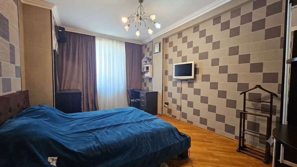 Şəhərin ən prestijli küçələrindən olan Cəfər Xəndan yerləşir ( Modera
