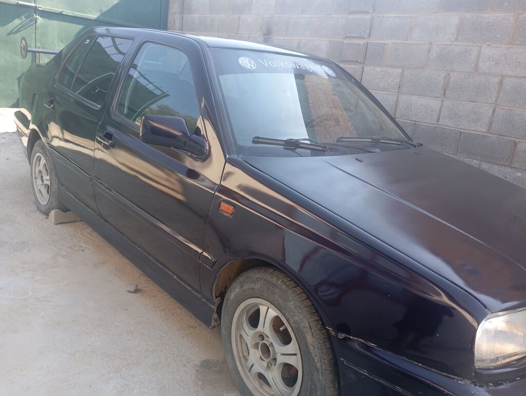 Volkswagen Vento: 1993 г., 1.8 л, Механика, Бензин, Седан: фото 2
