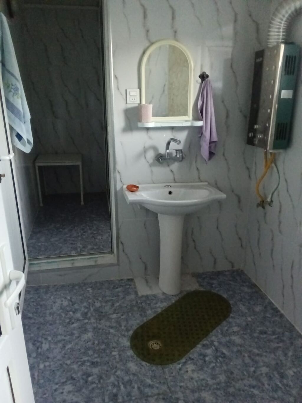 Qazax rayonunda Qarabağ küçəsində yerləşir Oğlan tələbələrə verilir