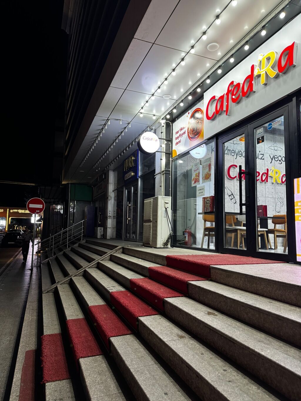 Elmlər metrosunun və Bakı Dövlət Universitetinin düz yaxınlığında