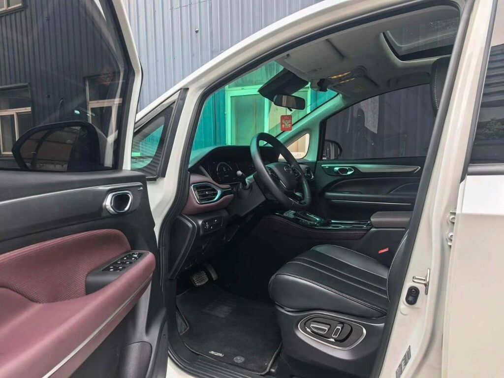 GAC (Trumpchi) M6 PRO — просторный 7-местный минивэн в белом цвете: фото 5