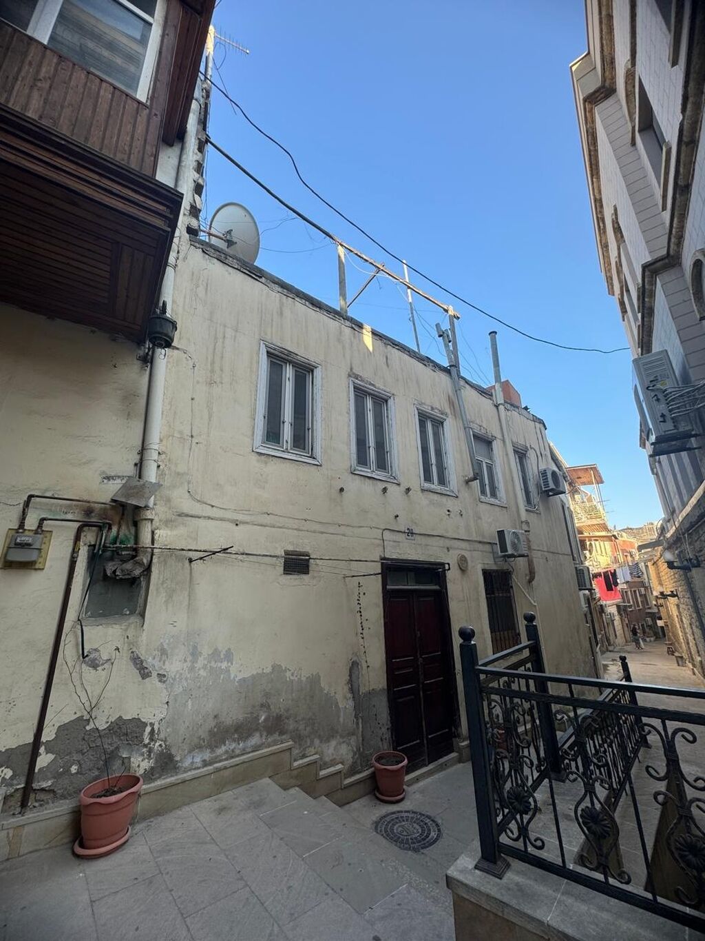 6 otaqlı, 216 kv. m, Orta təmir