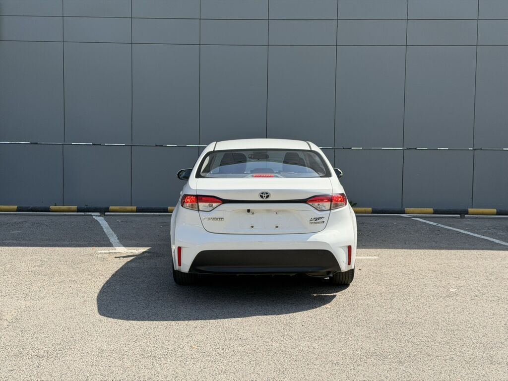 Toyota Corolla: 2023 г., 1.8 л, Вариатор, Гибрид, Седан: фото 2