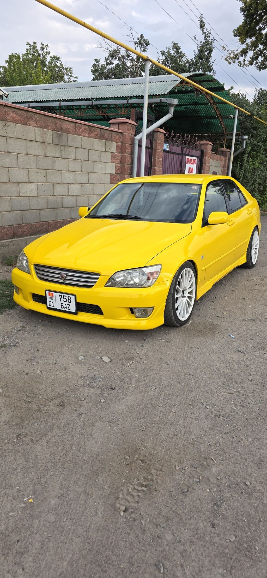 Toyota Altezza: 2001 г., 2 л, Механика, Бензин, Седан: фото 1
