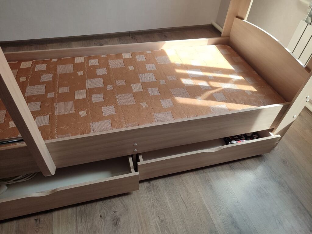 Двухъярусная кровать из ЛДСП в светлом древесном оттенке: фото 5
