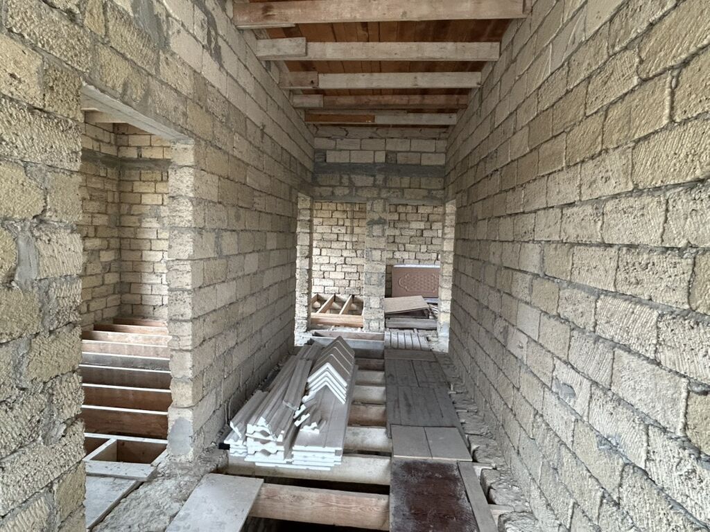 3 otaqlı, 136 kv. m, Təmirsiz