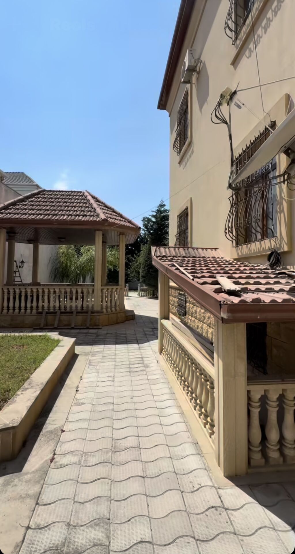 Qaraçuxur qəs. 6 otaqlı, 350 kv. m, Yeni təmirli
