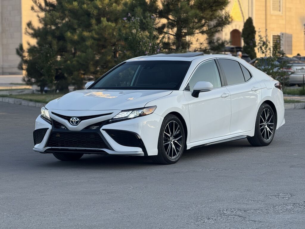 Toyota Camry: 2022 г., 2.5 л, Автомат, Гибрид, Седан: фото 3