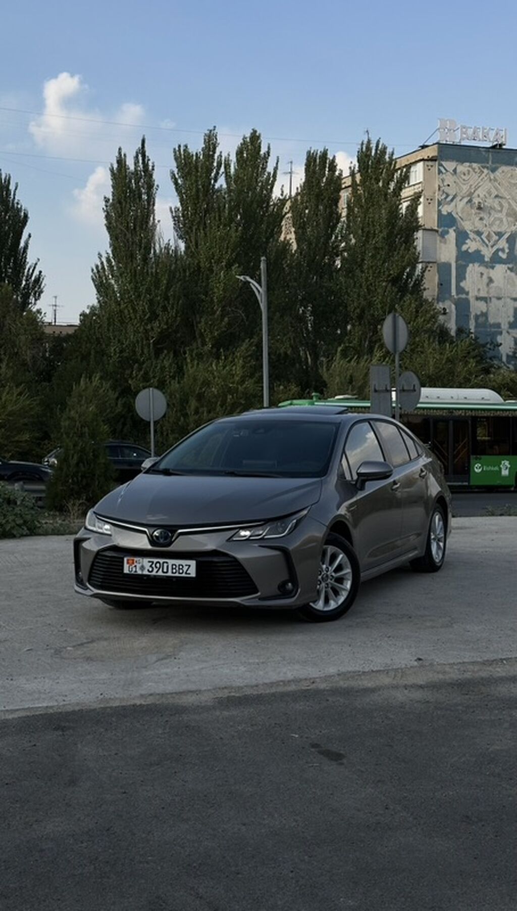 Toyota Corolla: 2020 г., 1.8 л, Вариатор, Гибрид, Седан: фото 1