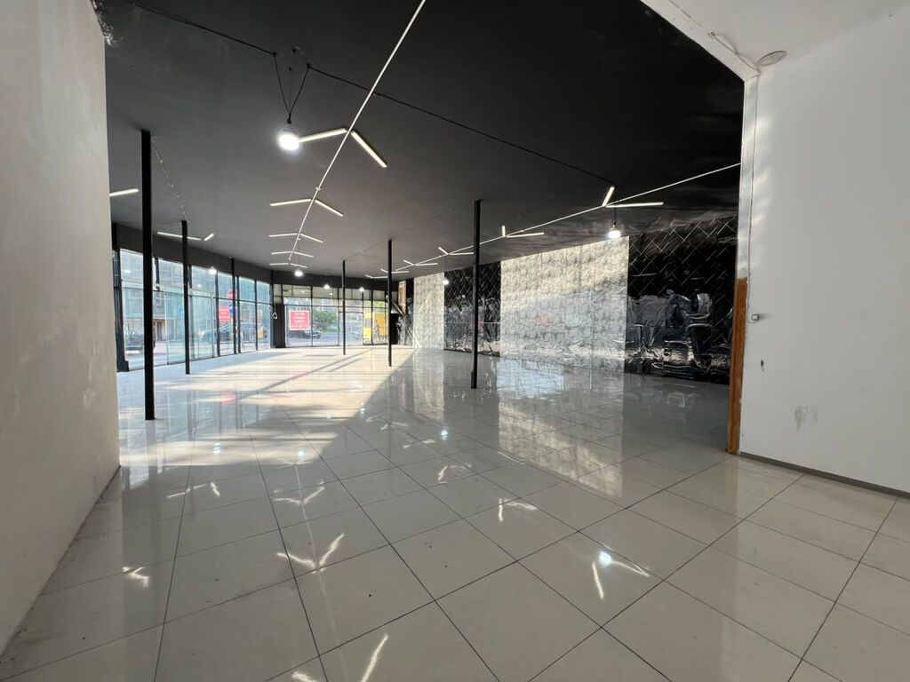 Təbriz küçəsində 2 yola baxan, geniş vitrajlı 380 m² obyekt icarəyə
