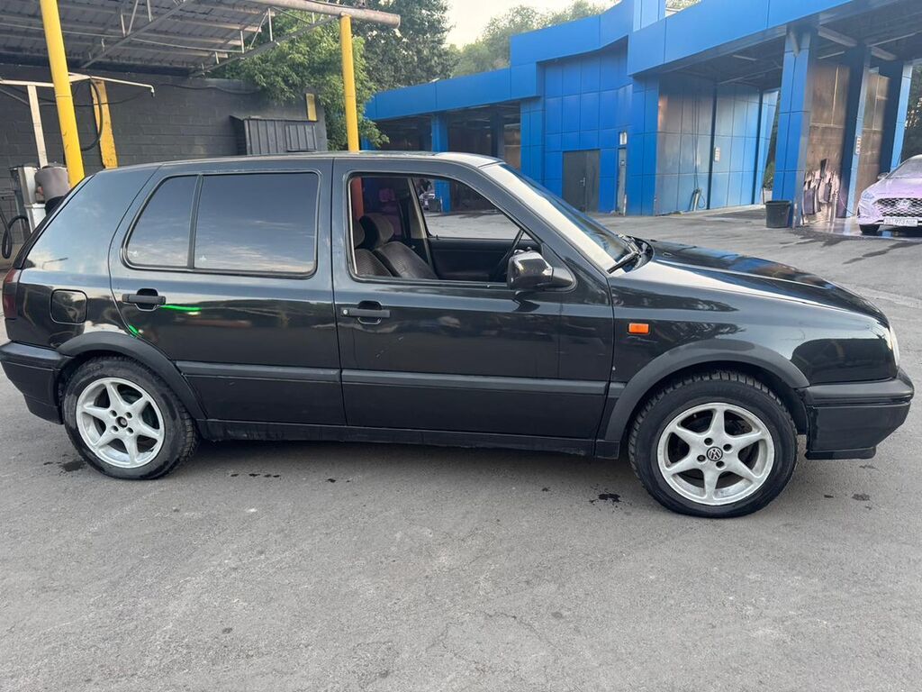 Volkswagen Golf: 1993 г., 1.8 л, Механика, Бензин, Хэтчбэк: фото 3