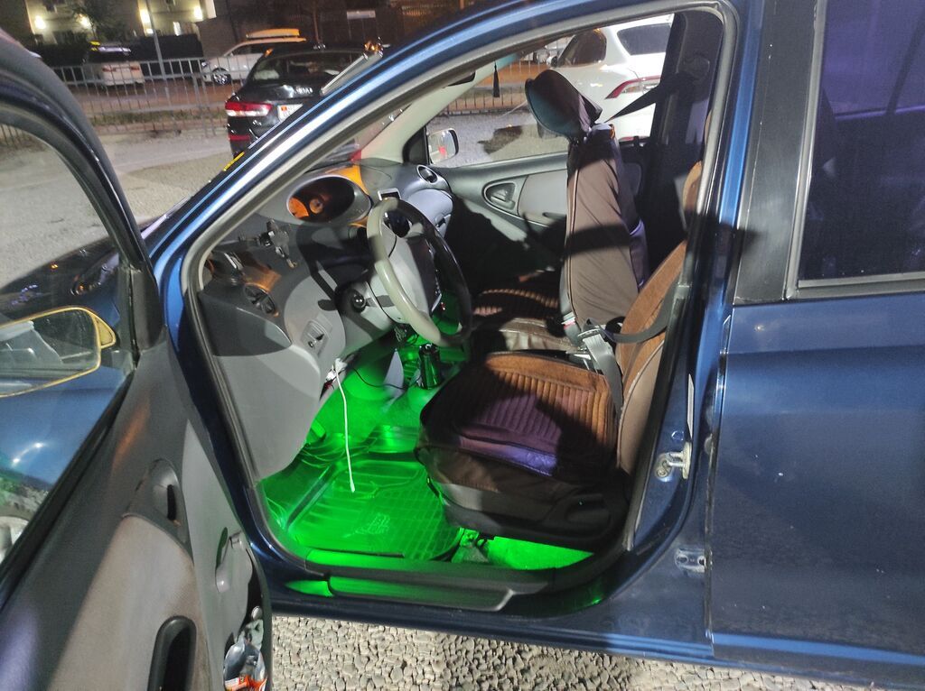 Toyota Echo: 2001 г., Автомат, Бензин, Седан: фото 3