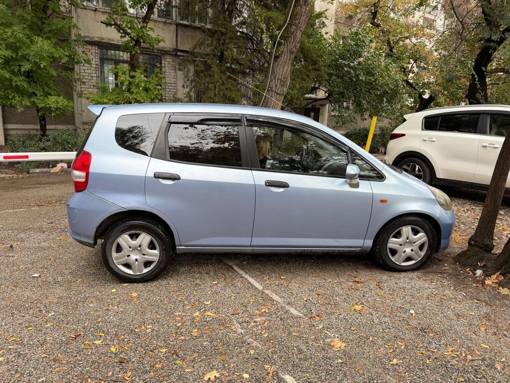 Honda Fit: 2005 г., 1.4 л, Механика, Бензин, Хэтчбэк: фото 3