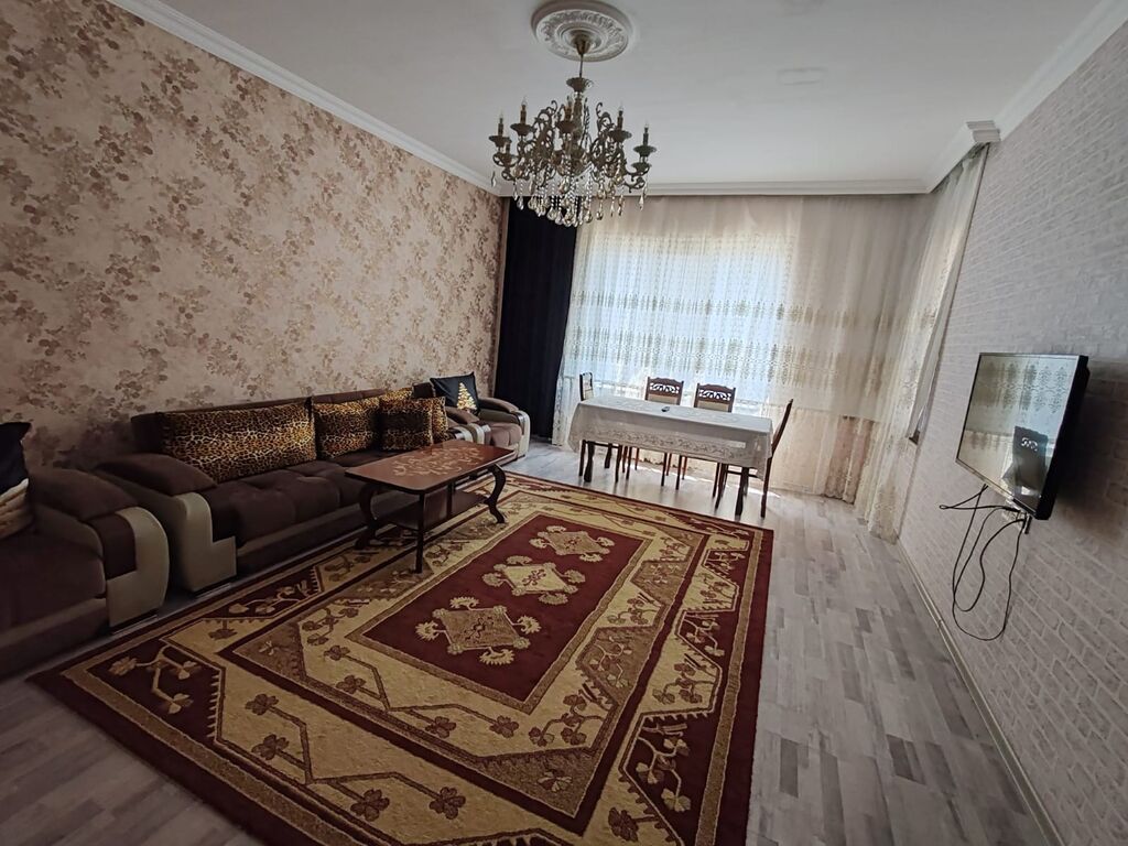 Ev Vişnyofkada yerləşir, 4 otaqlı, tam təmirli. 13x11-ə dir. 143kv m