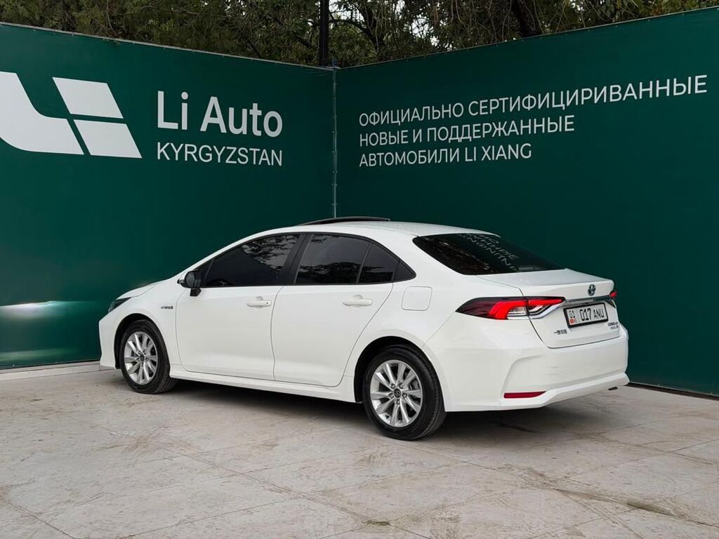 Toyota Corolla: 2023 г., 1.8 л, Вариатор, Гибрид, Седан: фото 2