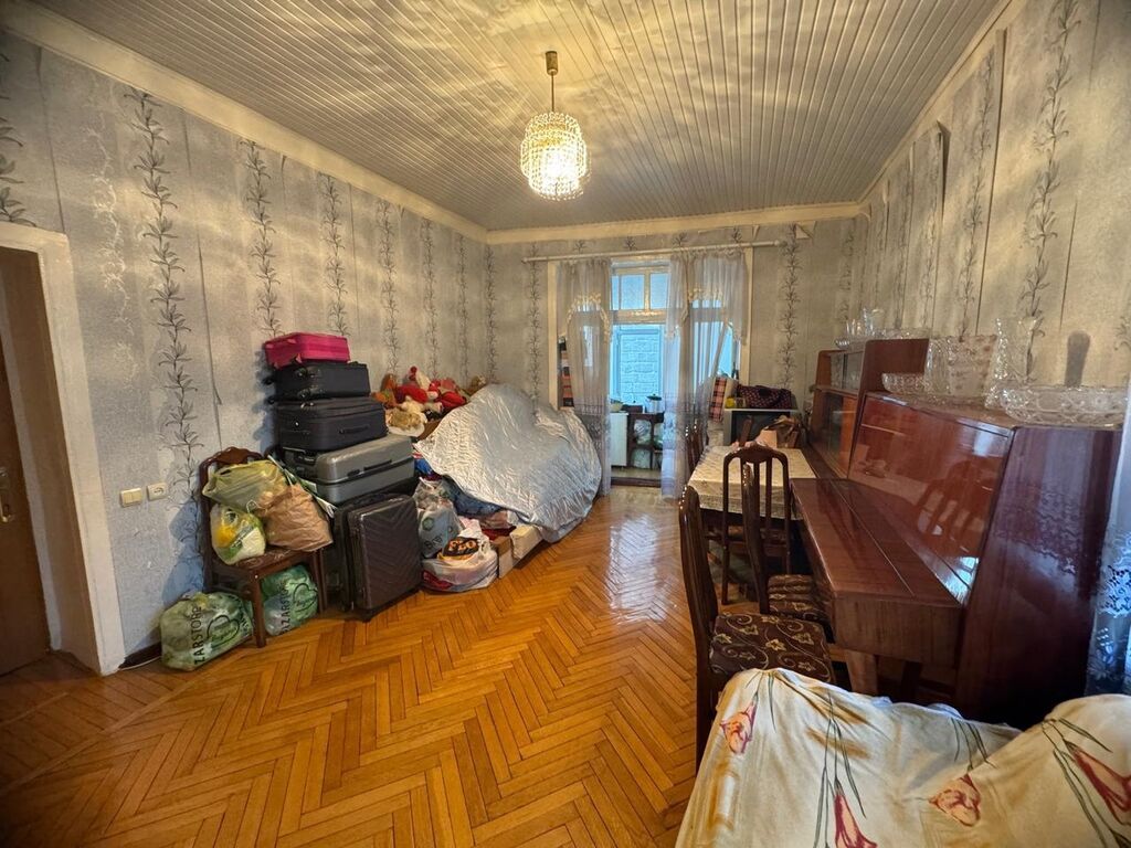 6 otaqlı, 216 kv. m, Orta təmir
