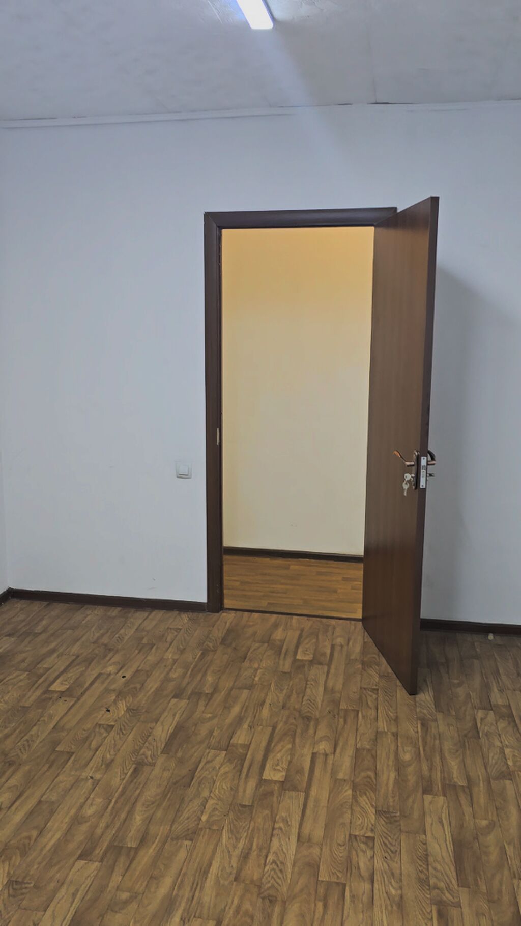 3 комнаты, 77 м², 104 серия, 1 этаж, Старый ремонт: фото 8