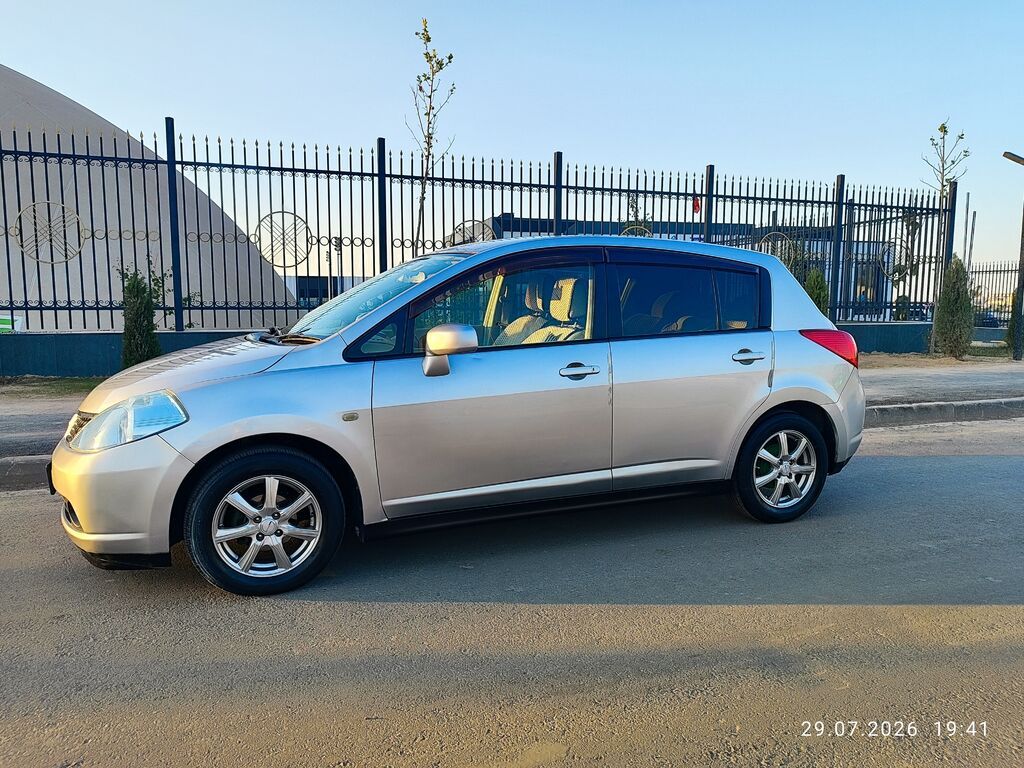 Nissan Tiida: 2005 г., 1.5 л, Вариатор, Бензин, Хэтчбэк: фото 3