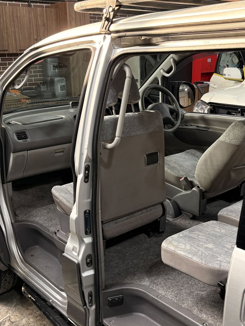 Mitsubishi Delica: 2004 г., 3 л, Автомат, Бензин, Минивэн: фото 7