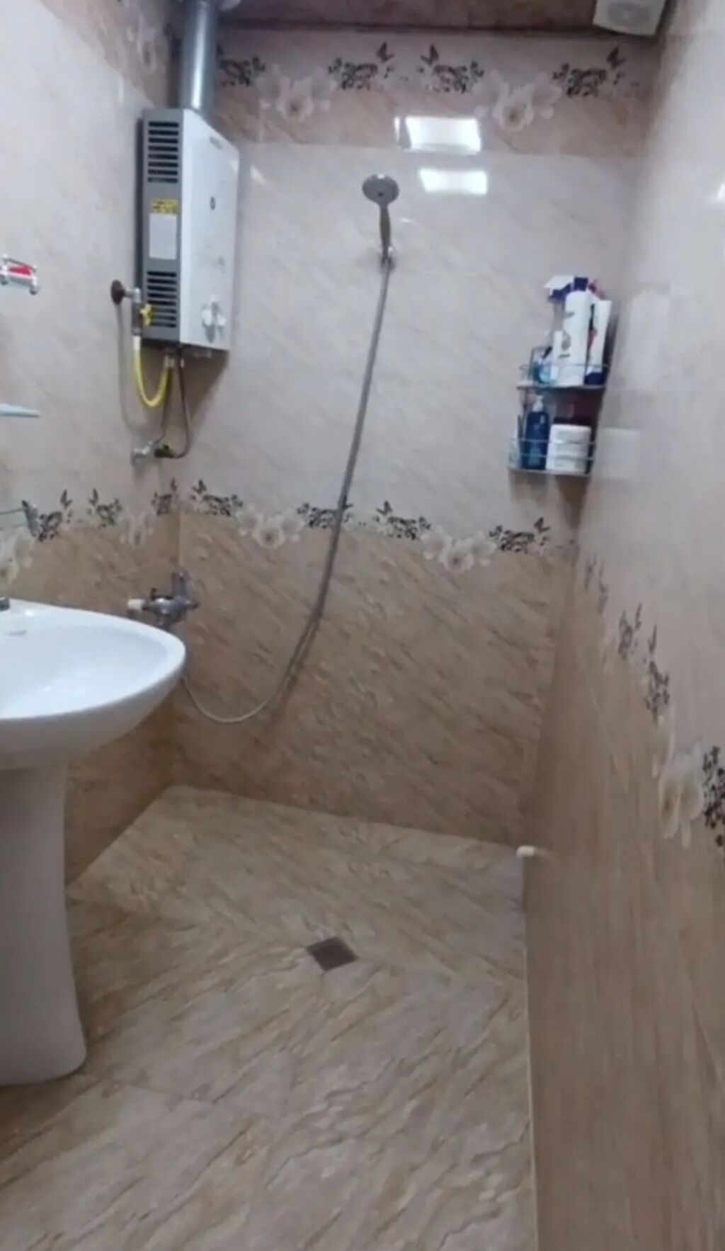 Ehmedli KATV arxa mehlede. bina evi 9/2 2 otaqll ev. 150 azn