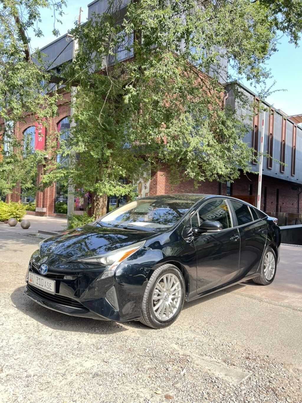 Toyota Prius: 2017 г., 1.8 л, Вариатор, Гибрид, Хэтчбэк: фото 2