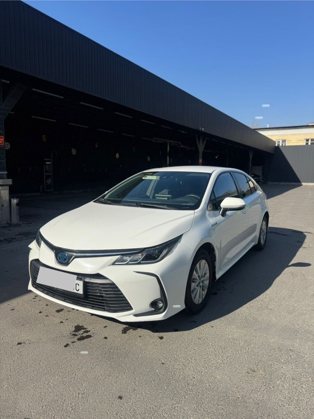 Toyota Corolla: 2021 г., 1.8 л, Вариатор, Гибрид, Седан: фото 1