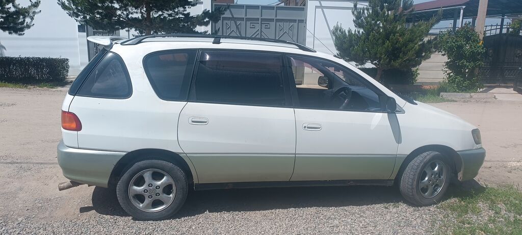 Toyota Ipsum: 1997 г., 2 л, Автомат, Бензин, Универсал — фото 2