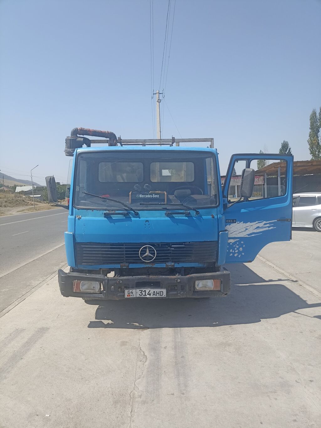 Грузовой бортовой автомобиль Mercedes-Benz (кабина синего цвета). -: фото 2