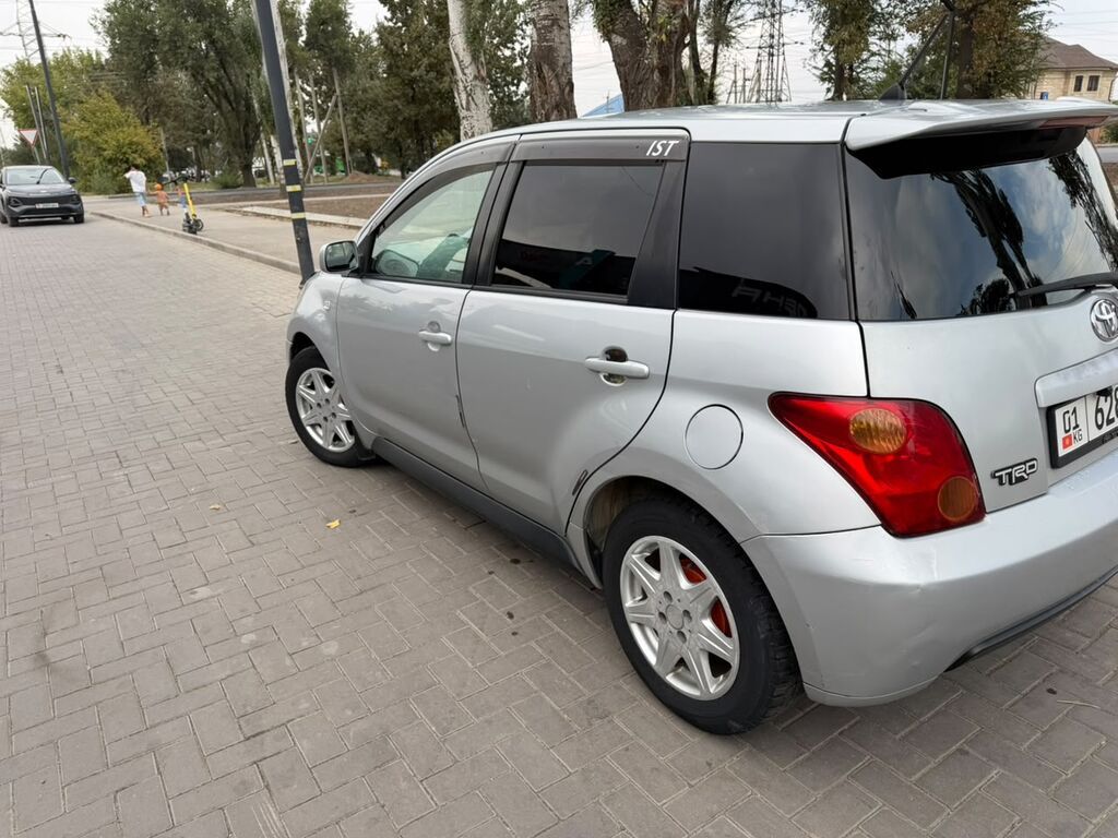 Toyota Ist: 2003 г., Автомат, Бензин, Хэтчбэк: фото 1