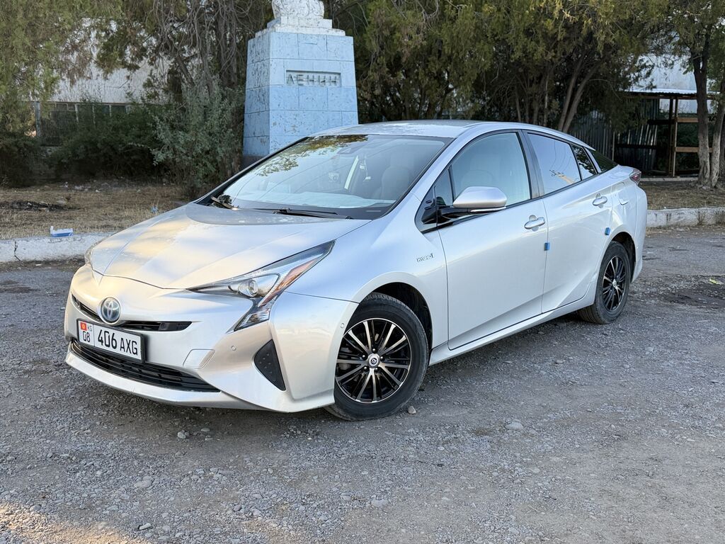 Toyota Prius: 2018 г., 1.8 л, Вариатор, Гибрид, Лифтбек: фото 1