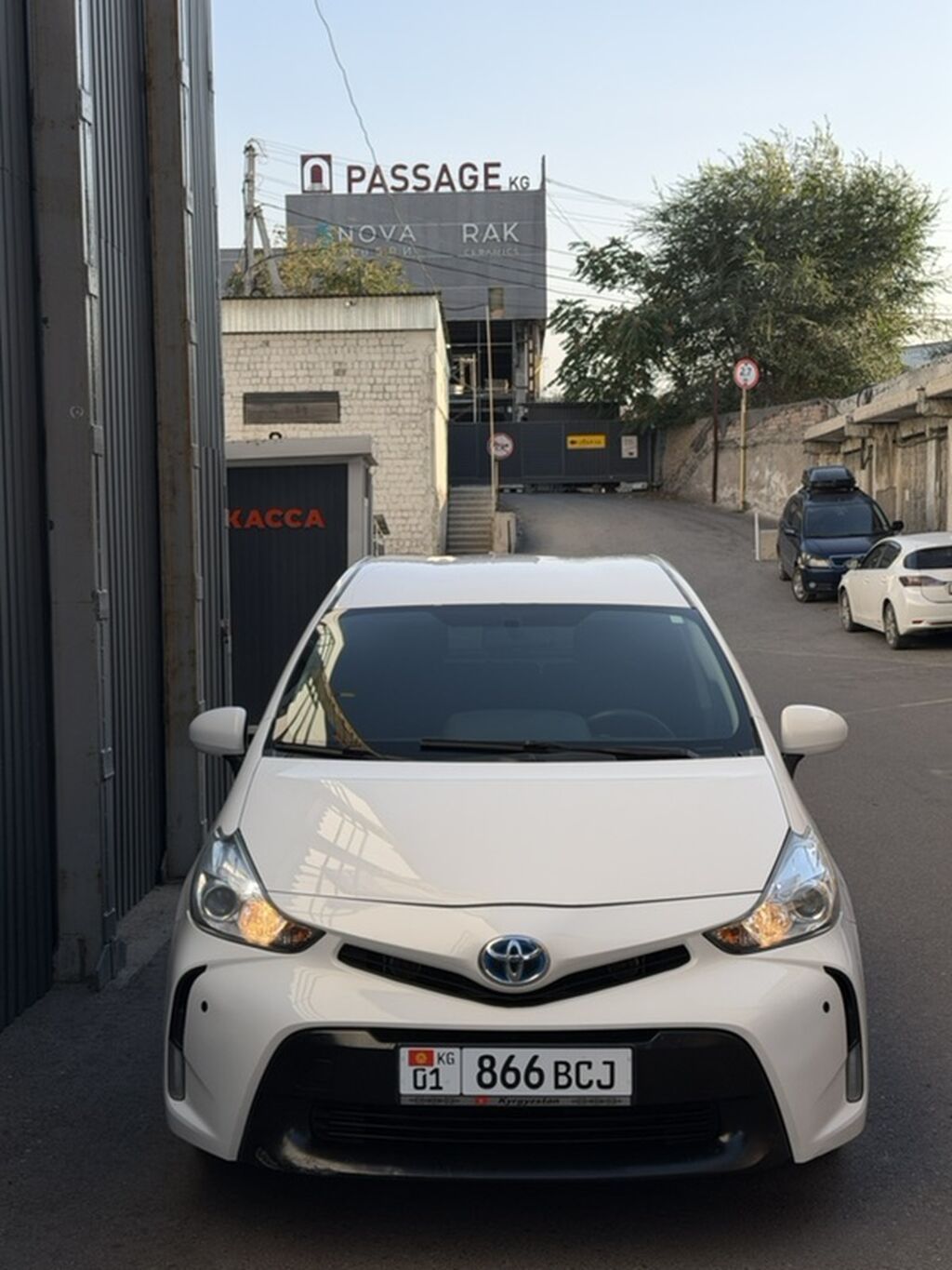 Toyota Prius V: 2018 г., 1.8 л, Гибрид, Универсал: фото 2