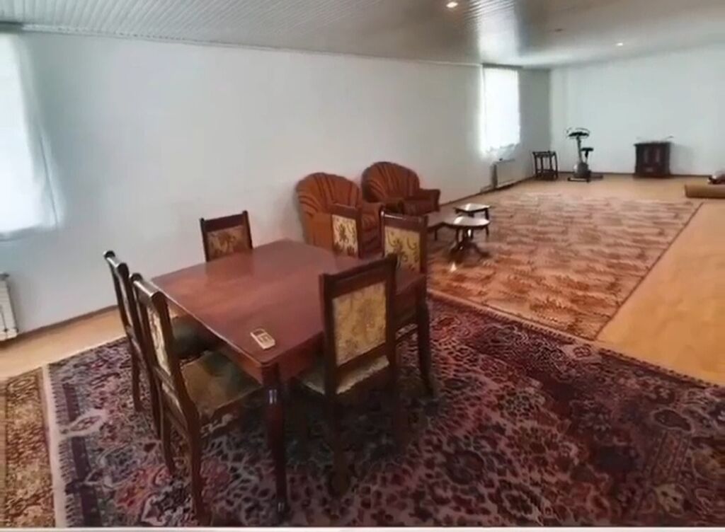 Salam. Ev dəmiryol vağzalına yaxın, 20 saylı məktəbin qarşısında 1ci