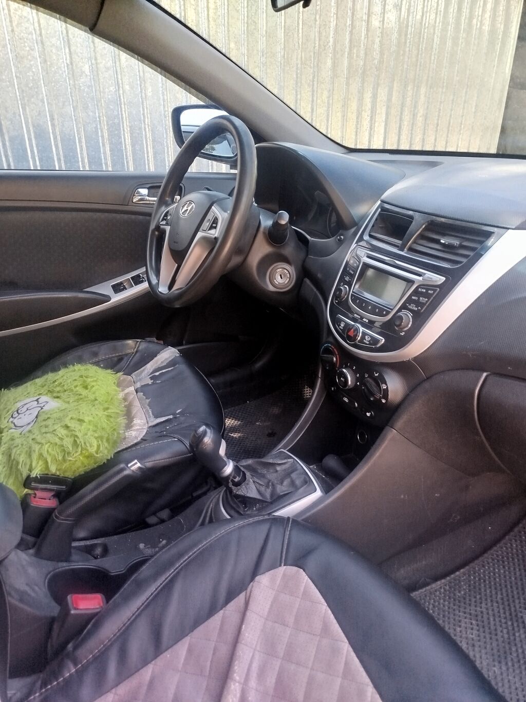 Hyundai Solaris: 2011 г., 1.4 л, Механика, Бензин, Хэтчбэк: фото 3
