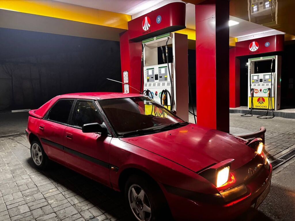 Mazda 323: 1990 г., 1.6 л, Механика, Бензин, Седан: фото 2