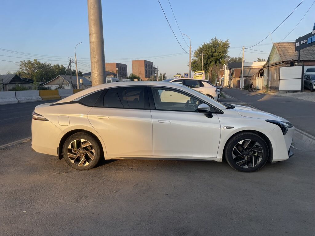GAC Aion S Plus — полностью электрический седан в белом цвете: фото 3