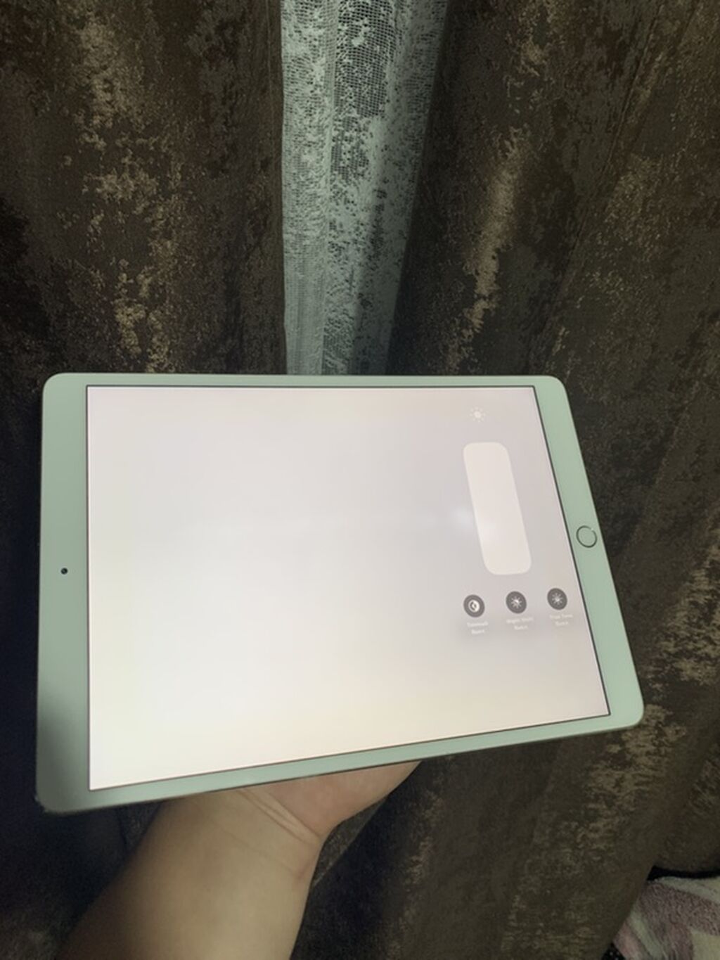 Планшет, Apple, память 64 ГБ, 10" - 11", Wi-Fi, Б/у, Классический цвет - Серебристый: фото 3
