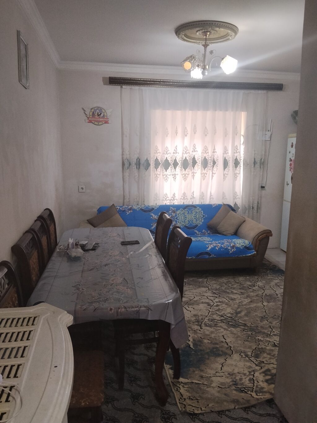 Ev 4 sotda yerləşir, kolidor tipli,1 zal3 yataq otağı, mətbəx, hamam