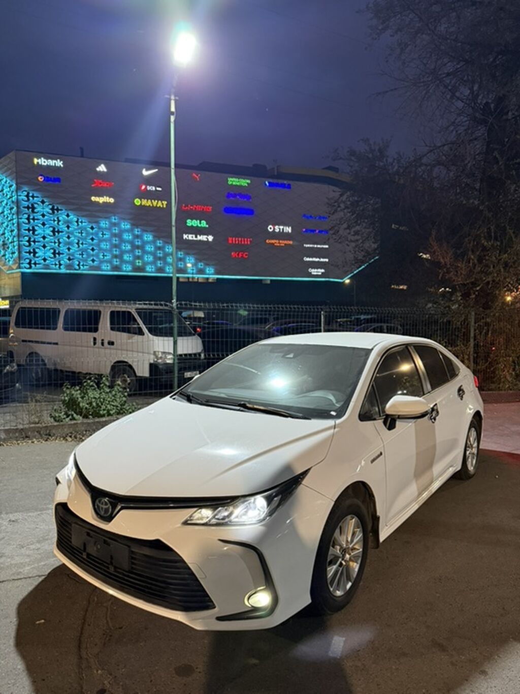 Toyota Corolla: 2019 г., 1.8 л, Вариатор, Гибрид, Седан: фото 2