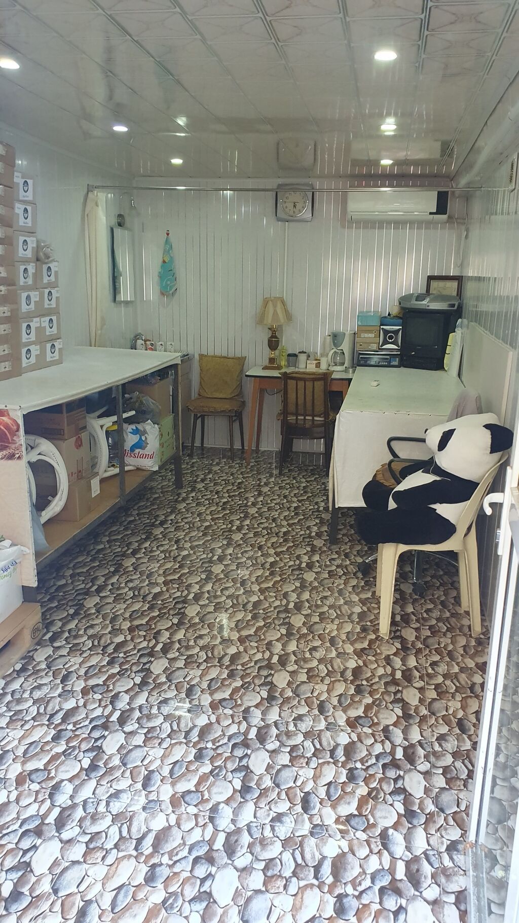 İcarəyə verilir – kiçik ofis/iş sahəsi (kiosk tipli məkan)