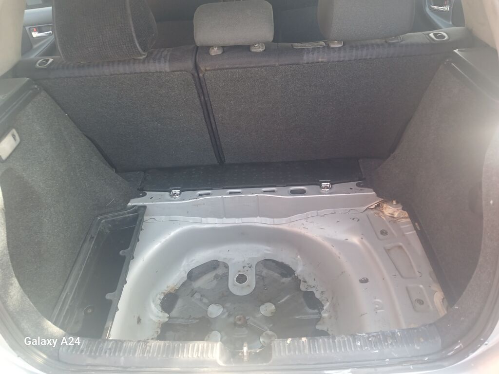 Toyota Corolla: 2004 г., Механика, Бензин, Хэтчбэк: фото 4