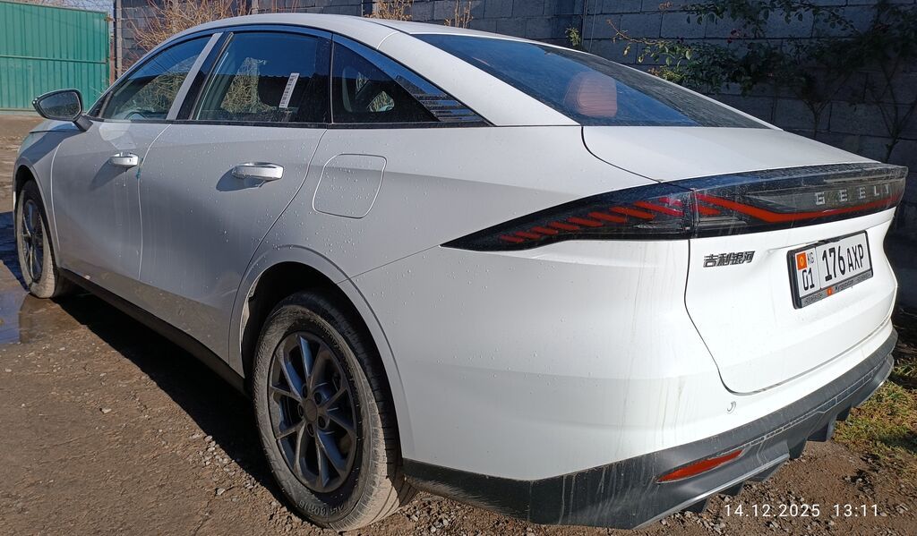 Geely : 2025 г., 1.5 л, Автомат, Гибрид, Седан: фото 5